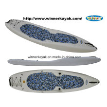 Kayak recreativo plástico único que practica surf